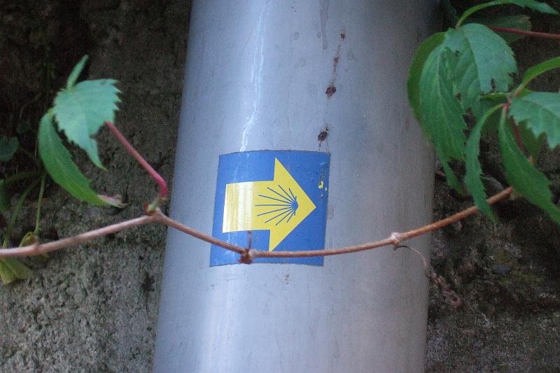2011-05- (496).JPG - Da treffen wir auf einen Wegweiser für den Jakobsweg. Es ist der Nord-Süd-Weg der entlang der Rhône bis Arles verläuft und dann Richtung Westen weiter geht. Wir gehen diesen Weg jedoch nur teilweise